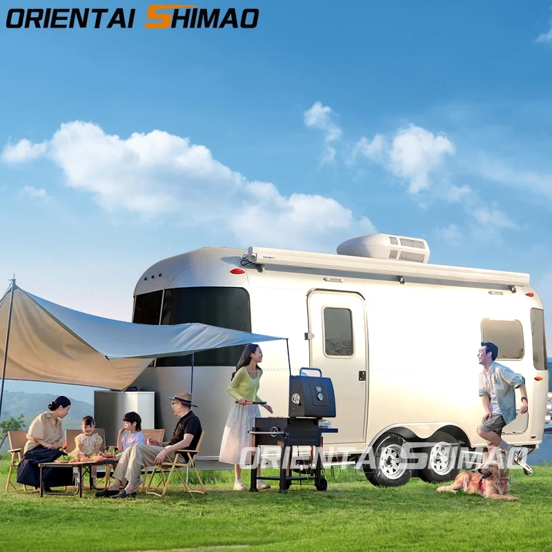 Dragoste pe drum: cuplurile se înnodează într-o excursie cu rulotă de camping