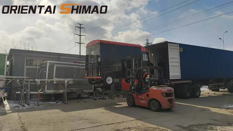 Procesul profesional de încărcare a containerelor asigură livrarea globală în siguranță a camionului Citroen cu alimente