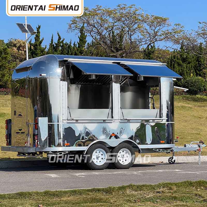 Camion de alimentare cu remorcă